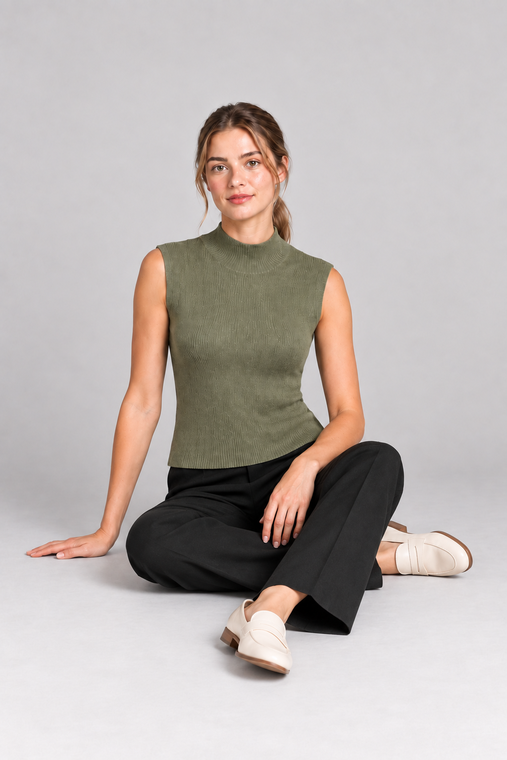 Top in maglia a costine con collo alto, vista frontale