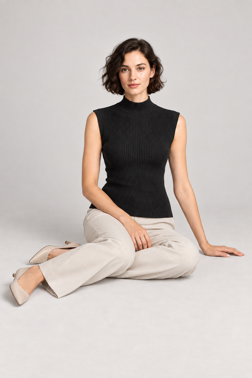Top in maglia a costine con collo alto, vista frontale