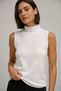 Top Senza Maniche in Maglia Fine Bianca con Collo Alto Arricciato