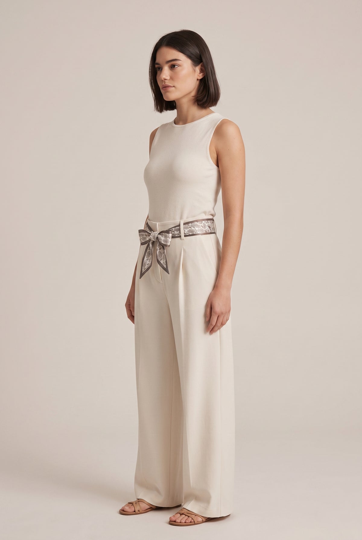 Pantaloni Wide Leg Crema - Vista laterale con dettaglio cintura paisley