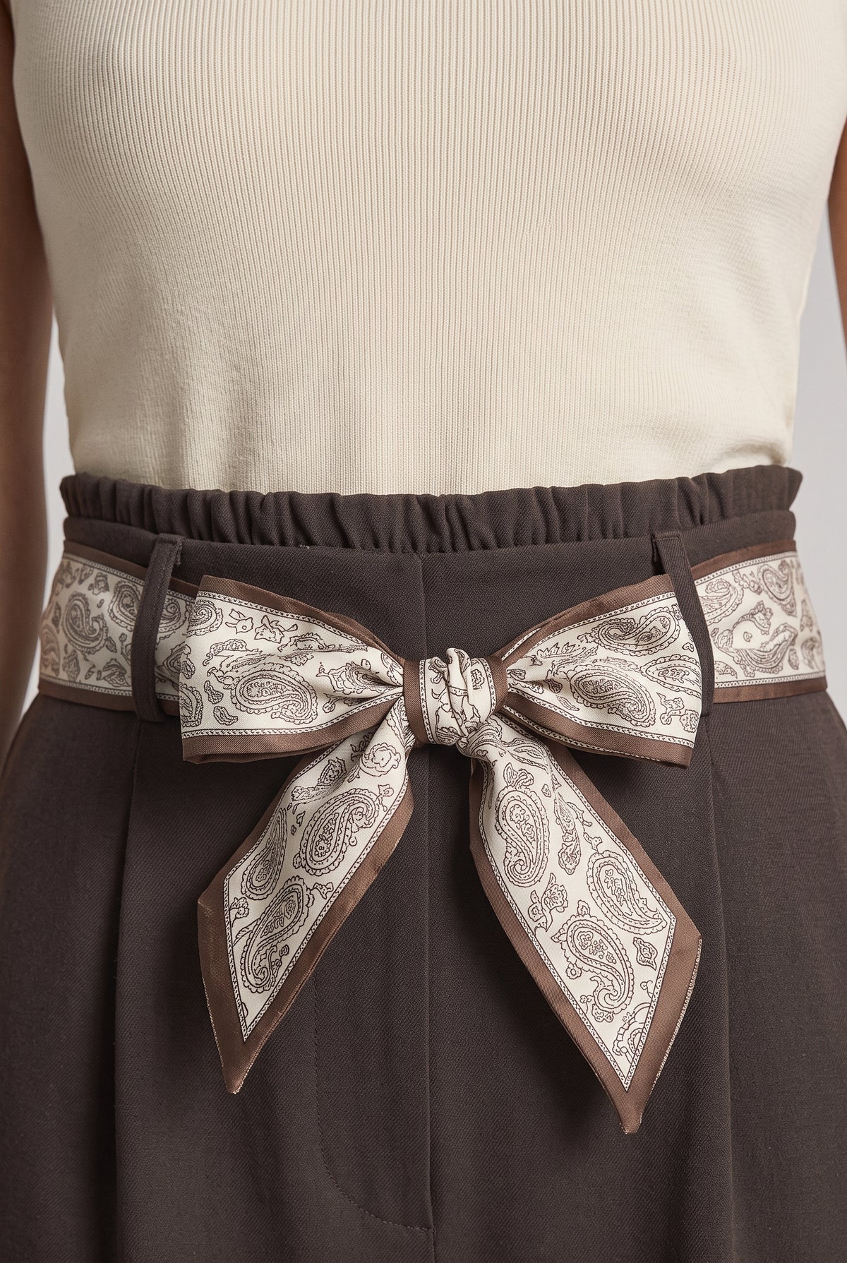 Pantaloni Sartoriali · Marrone Scuro con Cintura Paisley