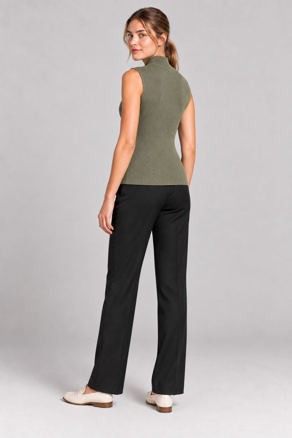 Top in maglia a costine con collo alto, vista posteriore